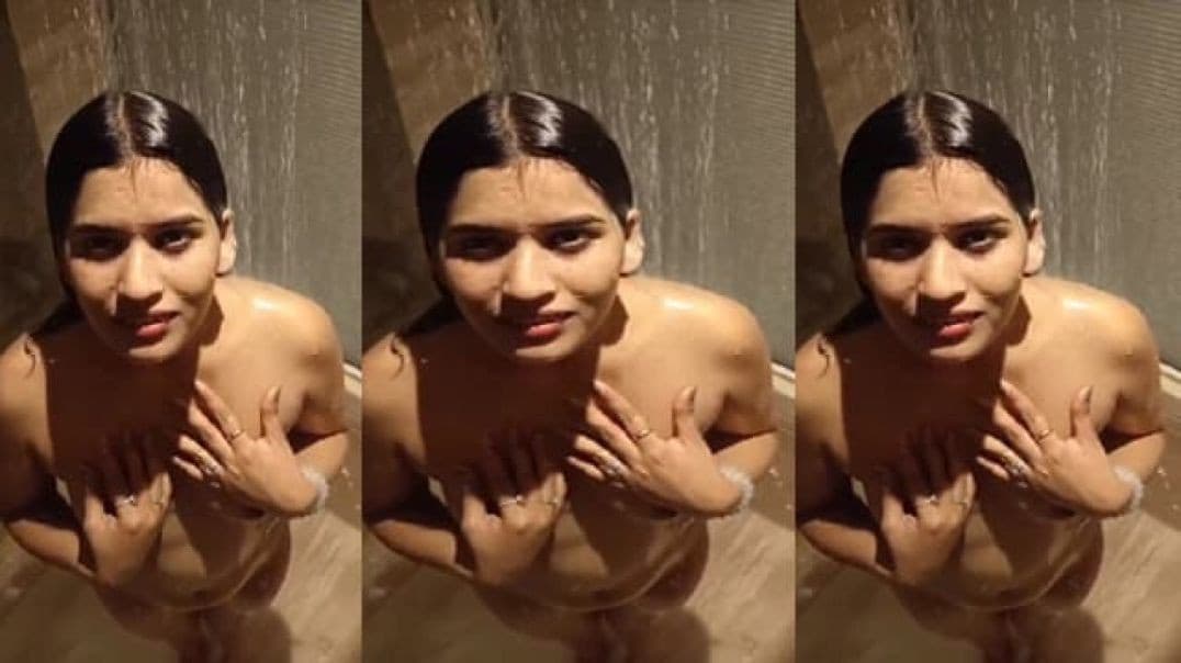 Viral Video of Desi Girlfriend Sucking Dick in the Bath