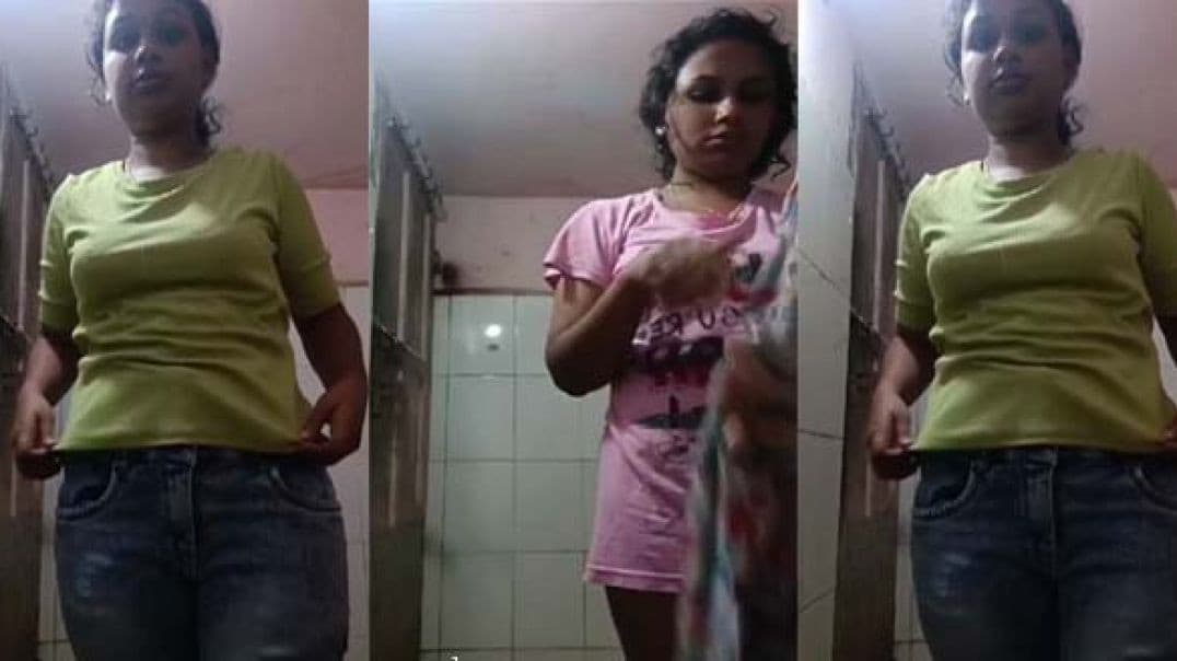 Beautiful Mallu Girl Showing Her Boobs